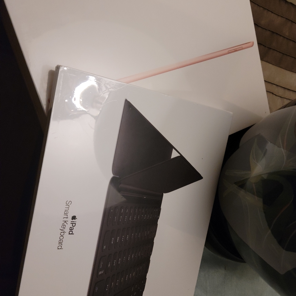Apple IPAD AIR Newest Version on Market..500 OBO - Picture 8 of 9